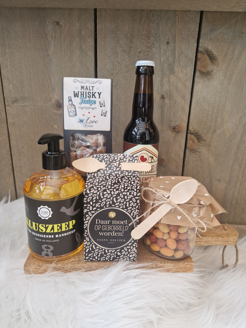 In hearlik borrelplankje fol mei lekkerneijen